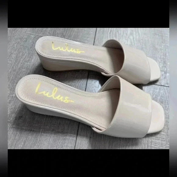 Lulus Nude Patent Leather Slip On Sandals NEW - Picture 2 of 3